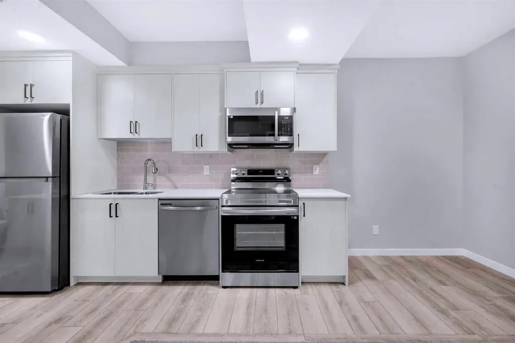 154 Silver Spruce Grove SW