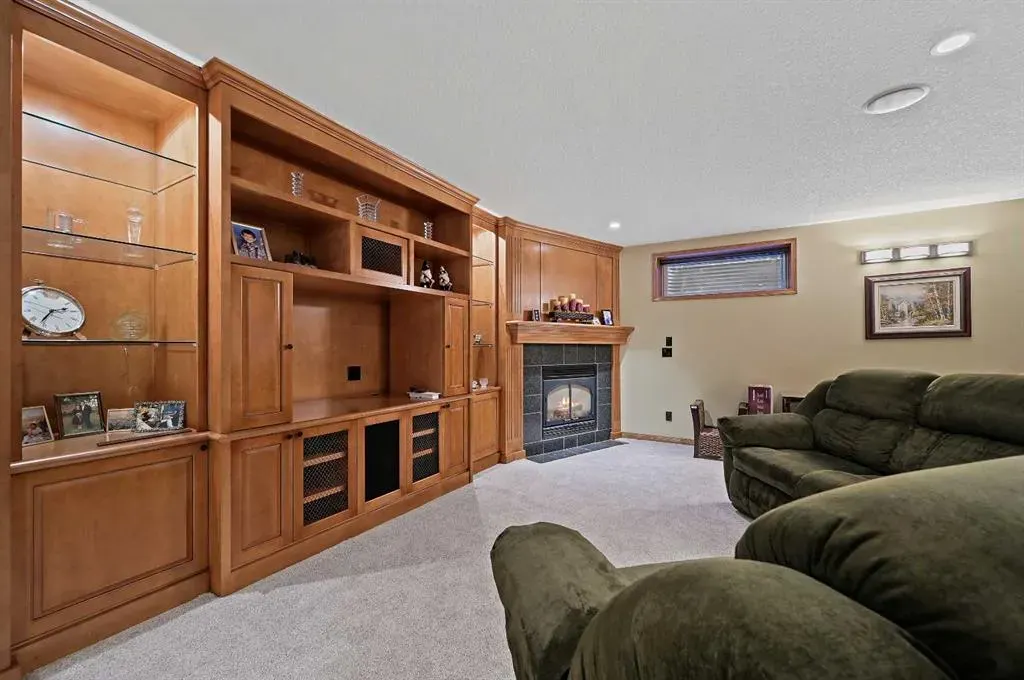 114 Valley Ponds Crescent NW