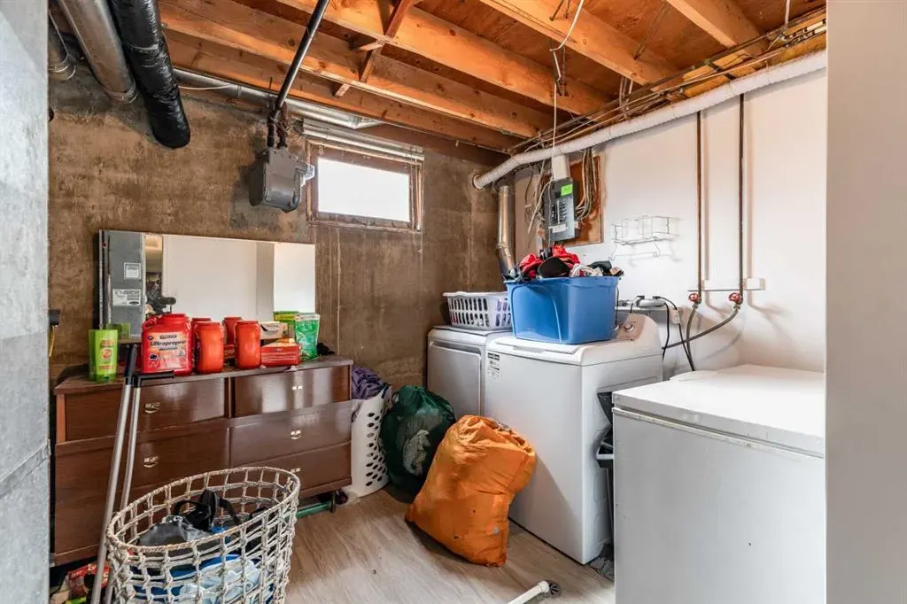 2555 & 2557 Thompson Crescent SE