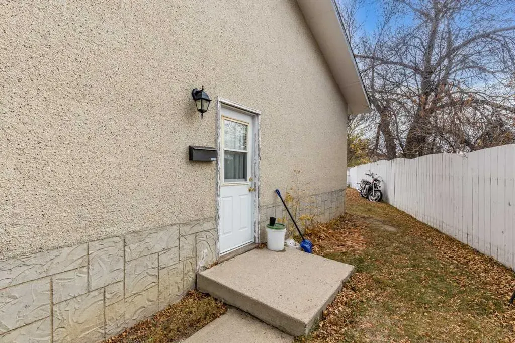 2555 & 2557 Thompson Crescent SE