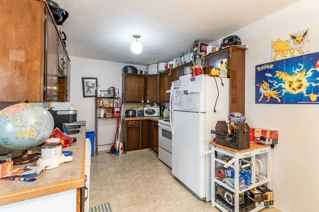 2555 & 2557 Thompson Crescent SE