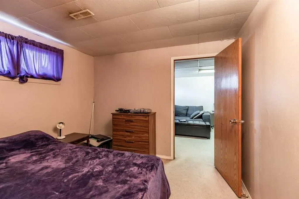 2555 & 2557 Thompson Crescent SE