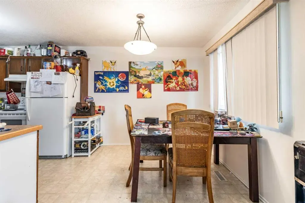 2555 & 2557 Thompson Crescent SE