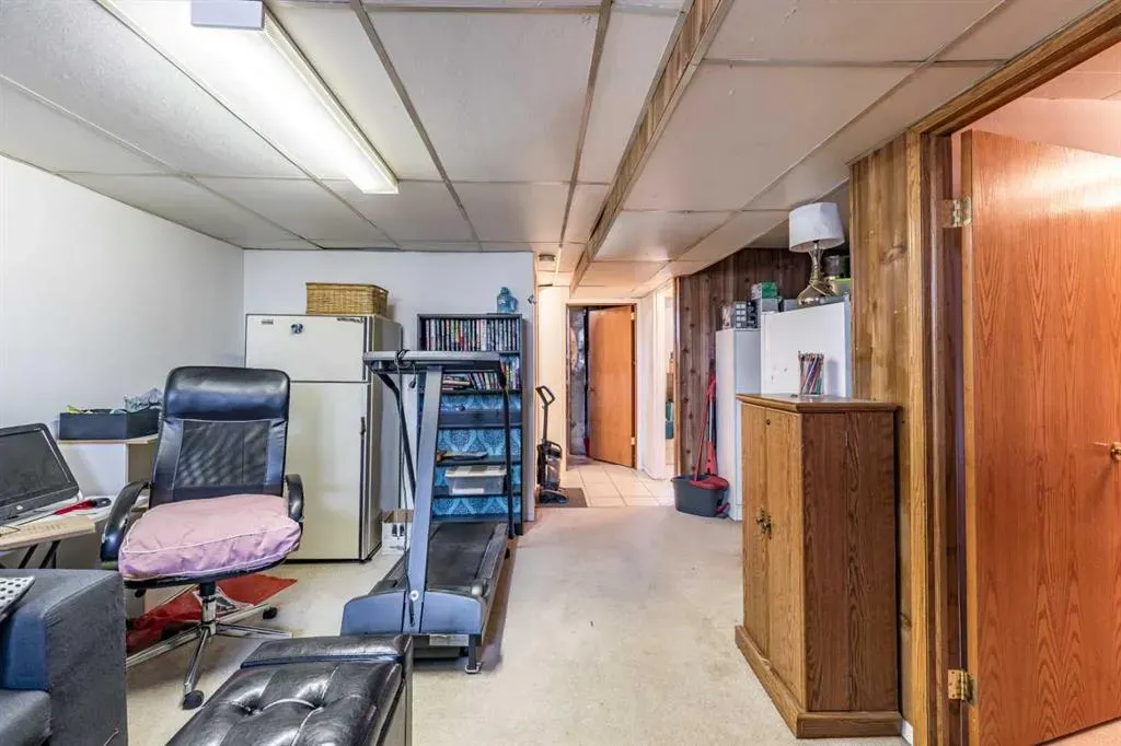 2555 & 2557 Thompson Crescent SE