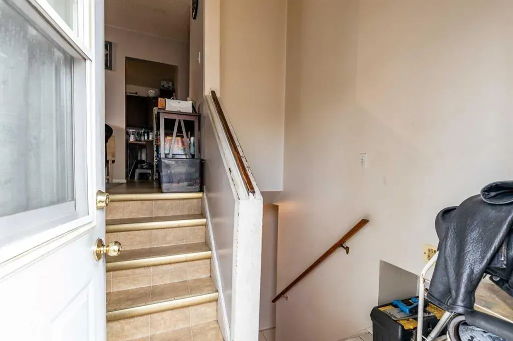 2555 & 2557 Thompson Crescent SE