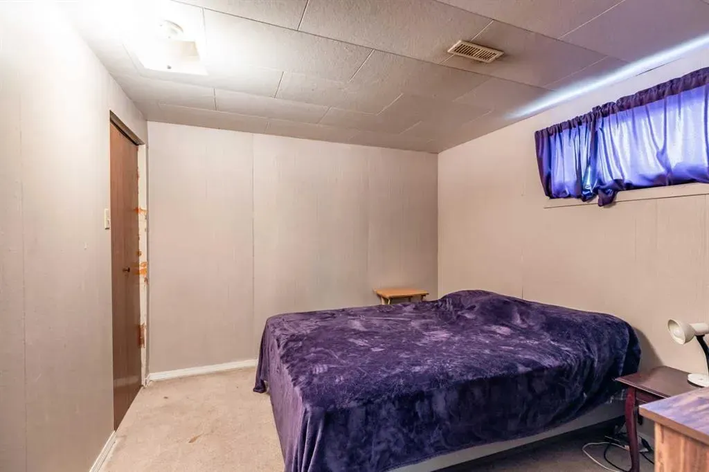 2555 & 2557 Thompson Crescent SE