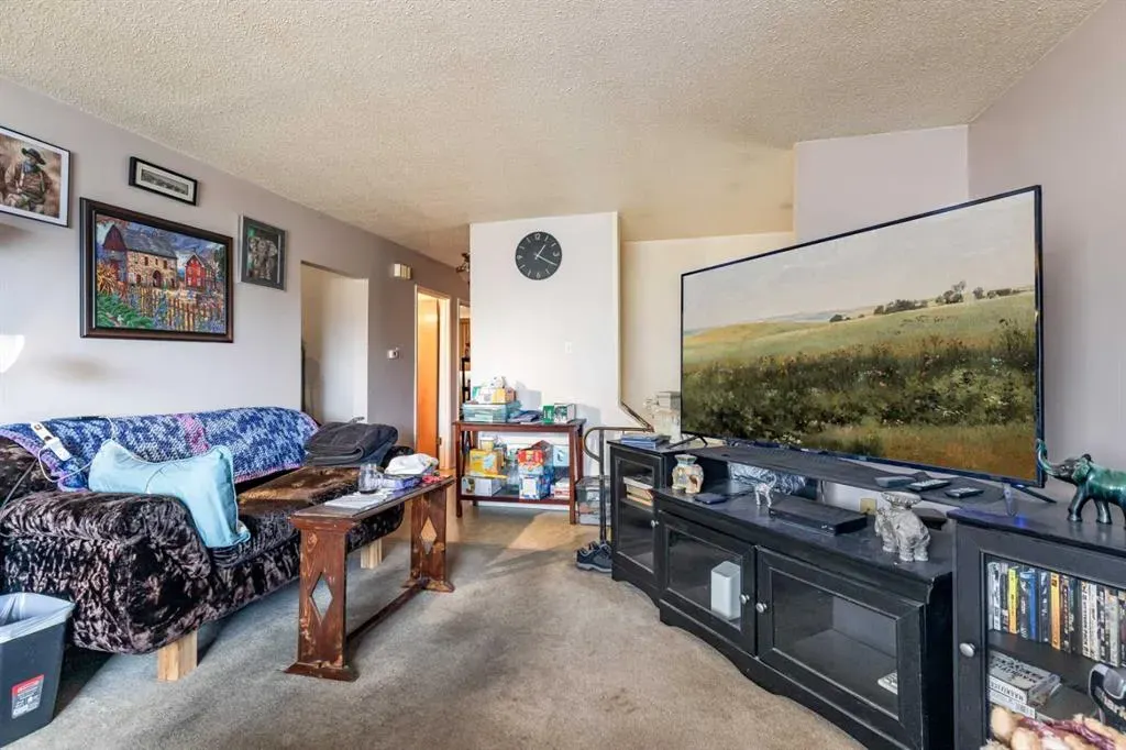 2555 & 2557 Thompson Crescent SE