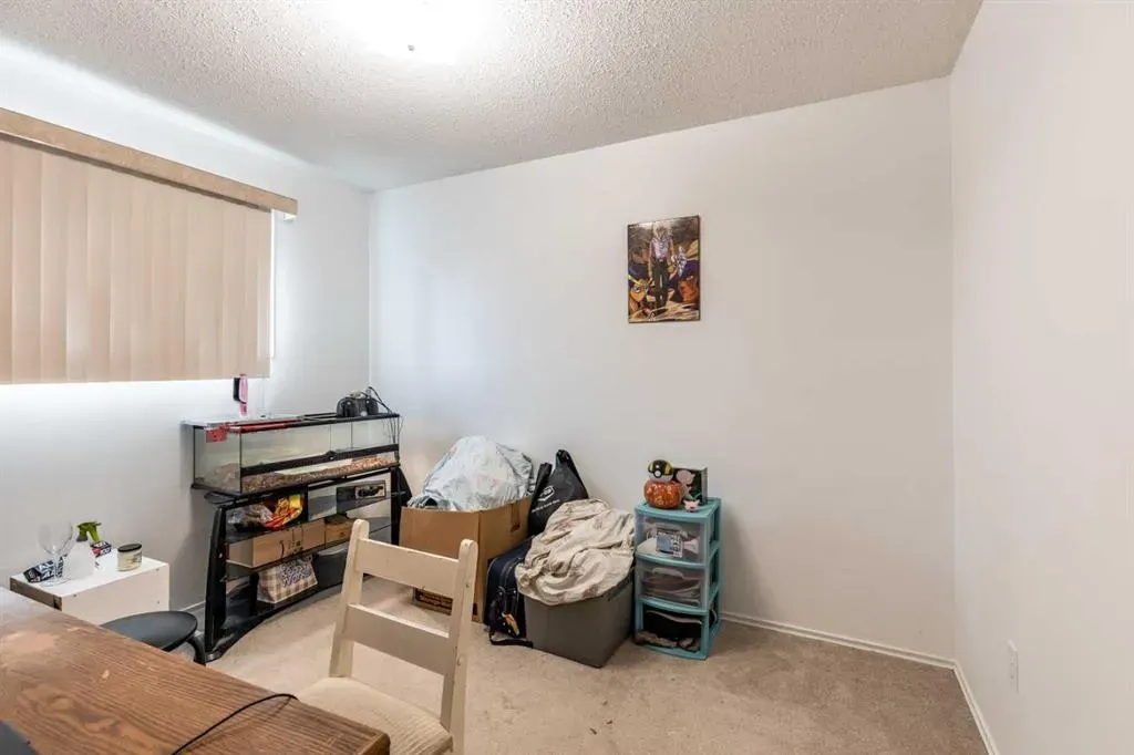 2555 & 2557 Thompson Crescent SE