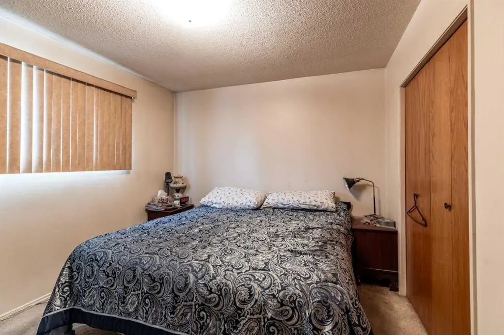 2555 & 2557 Thompson Crescent SE