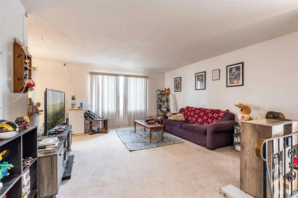 2555 & 2557 Thompson Crescent SE