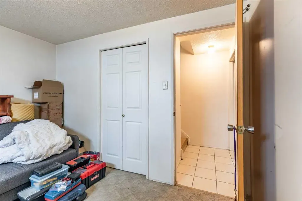 2555 & 2557 Thompson Crescent SE