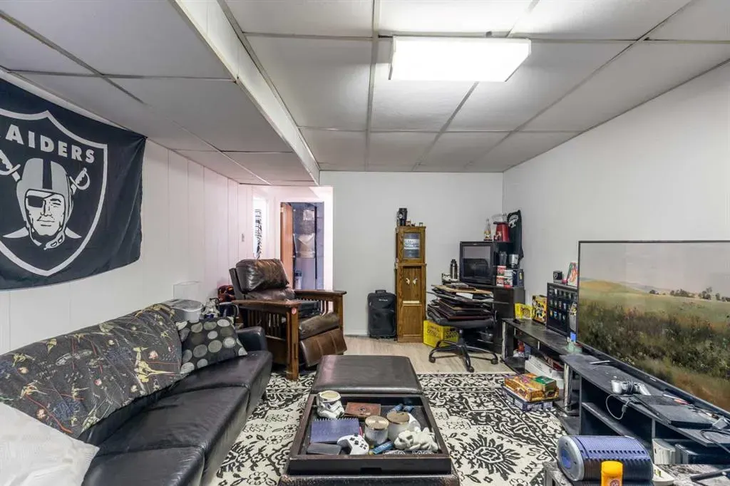 2555 & 2557 Thompson Crescent SE