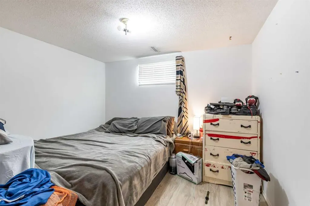 2555 & 2557 Thompson Crescent SE