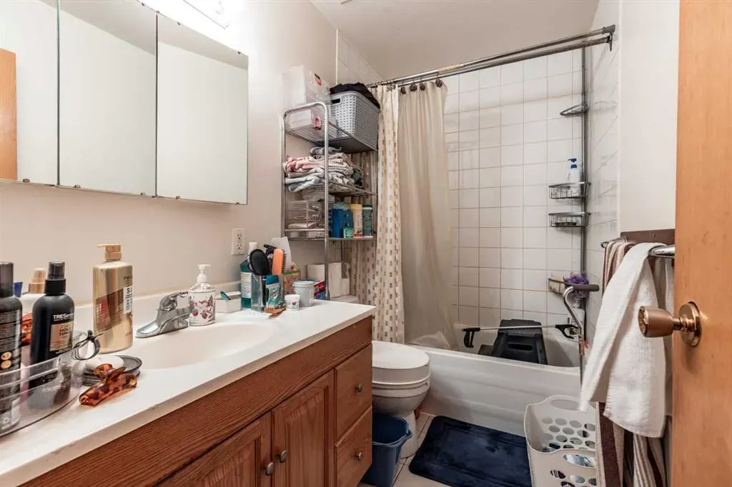 2555 & 2557 Thompson Crescent SE