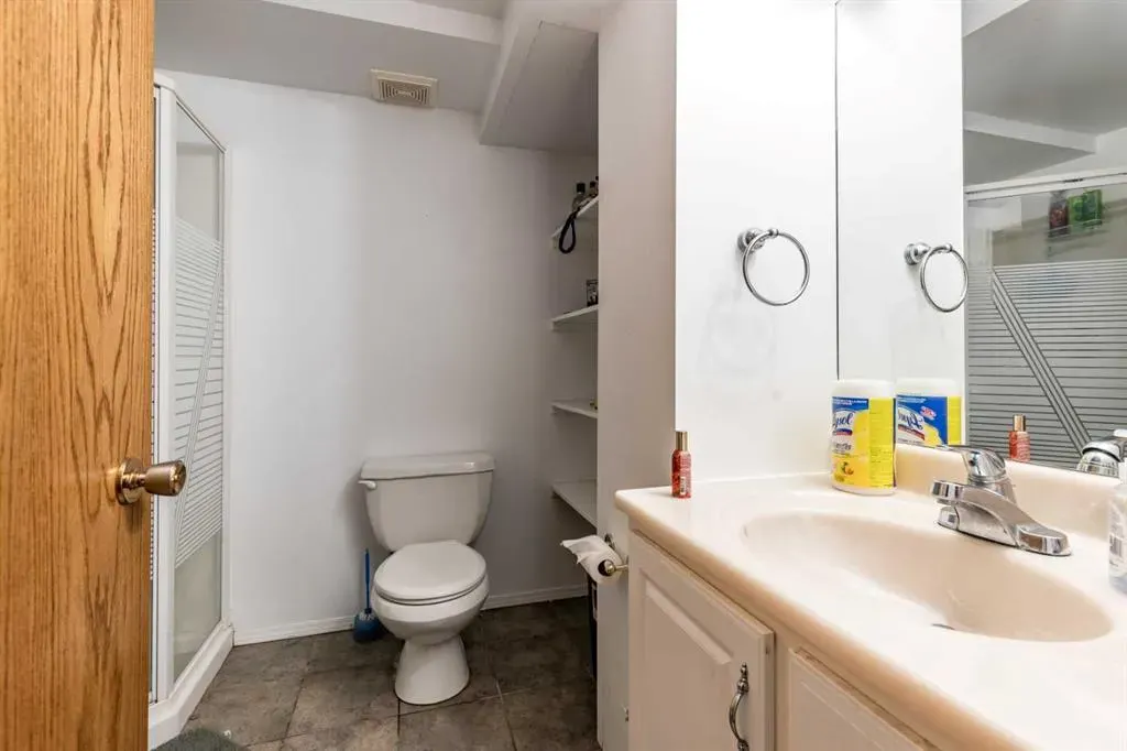 2555 & 2557 Thompson Crescent SE