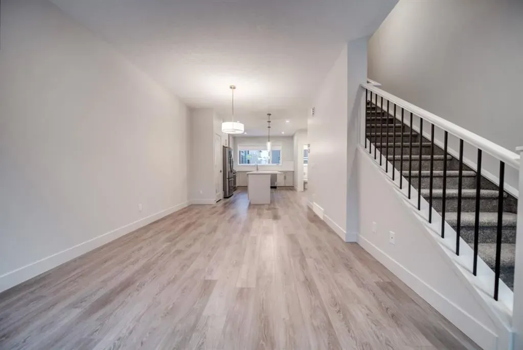 81 Royal Elm Green NW