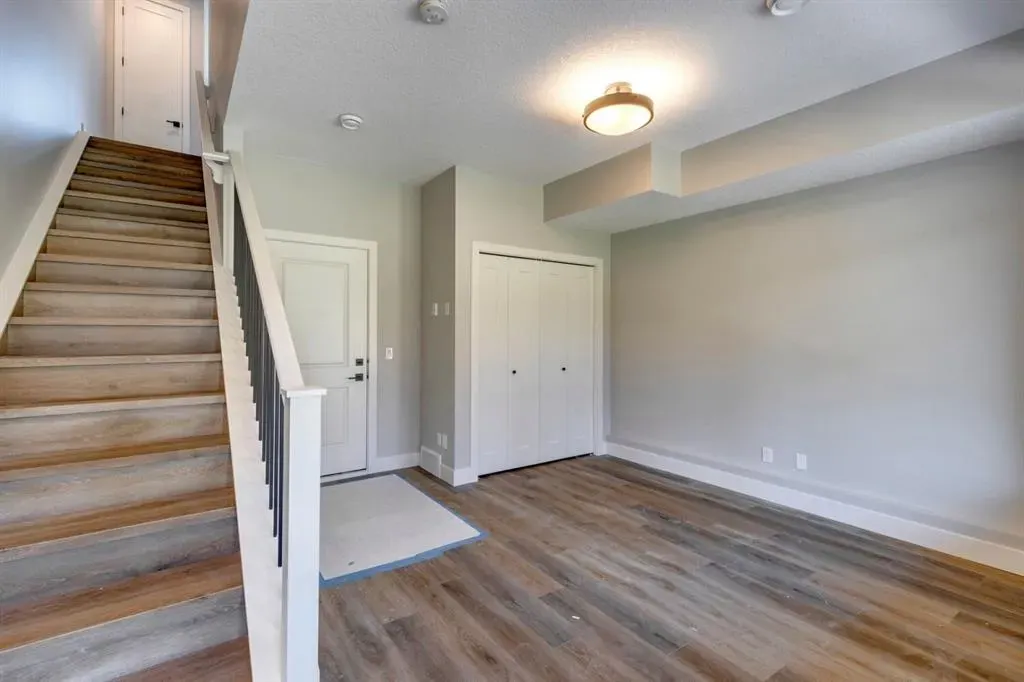 81 Royal Elm Green NW