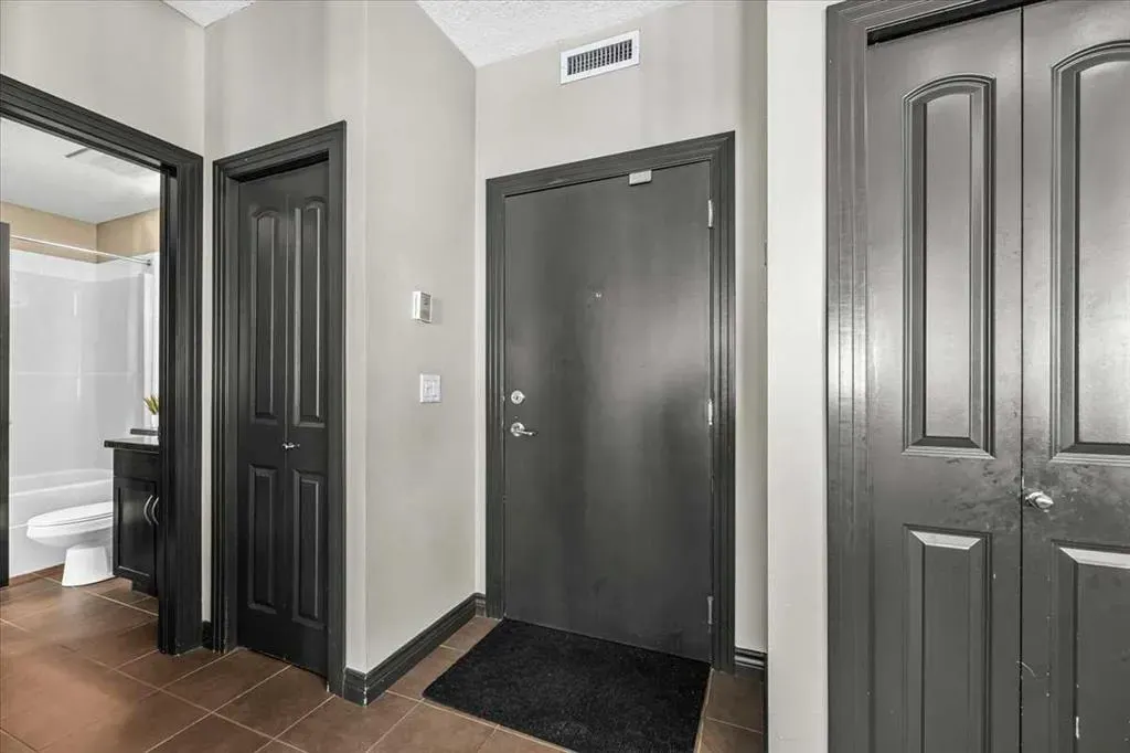 30 Royal Oak Plaza NW #326