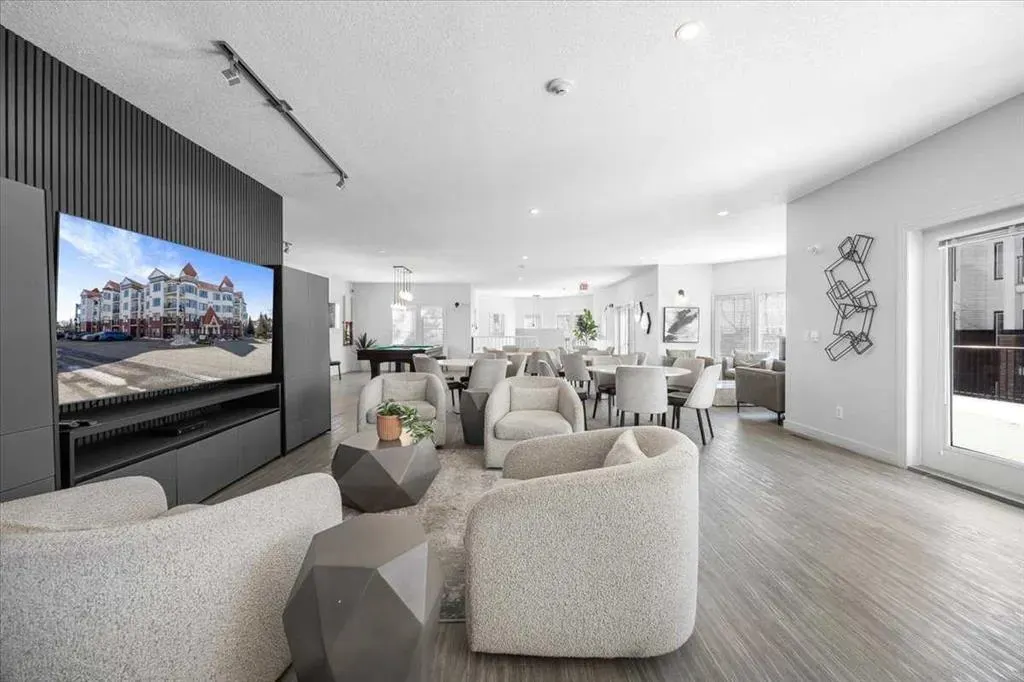 30 Royal Oak Plaza NW #326
