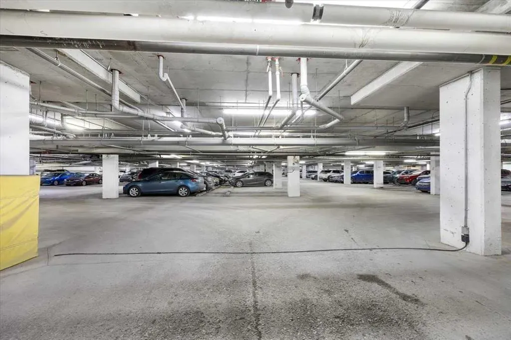 30 Royal Oak Plaza NW #326