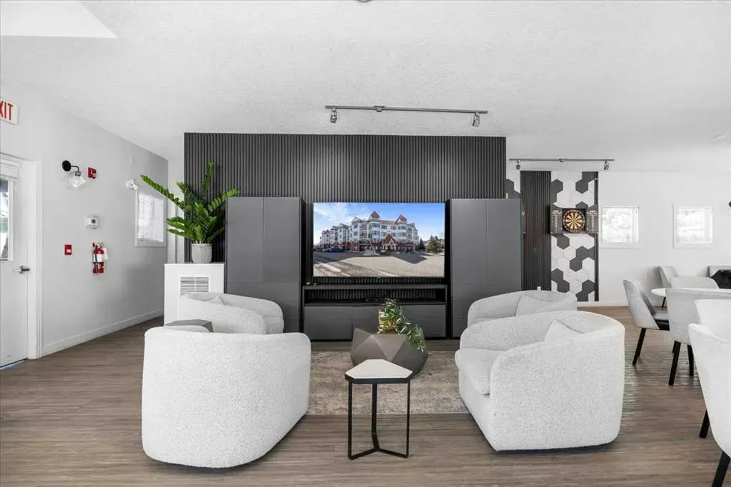 30 Royal Oak Plaza NW #326