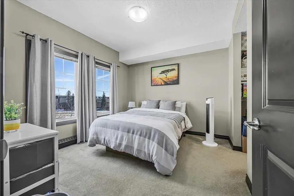 30 Royal Oak Plaza NW #326