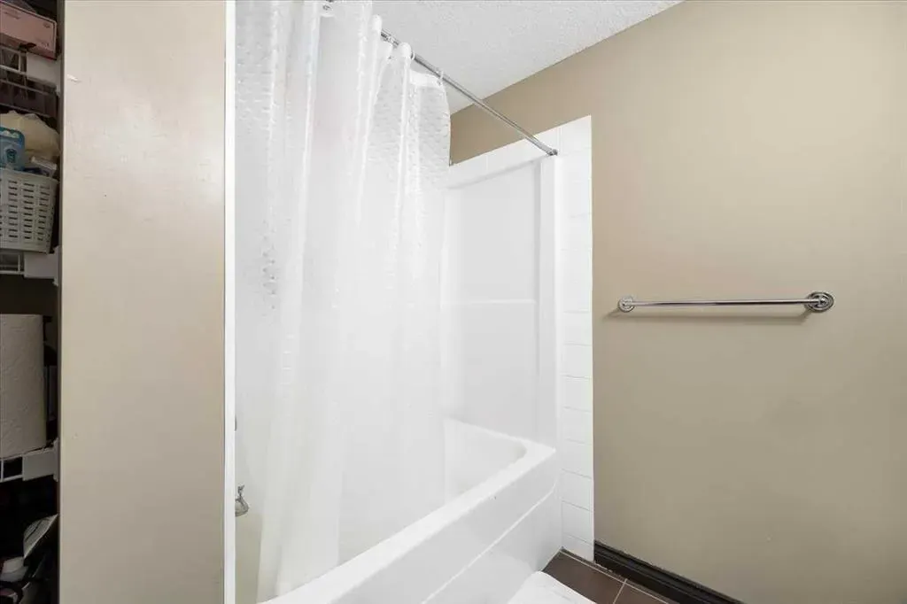 30 Royal Oak Plaza NW #326