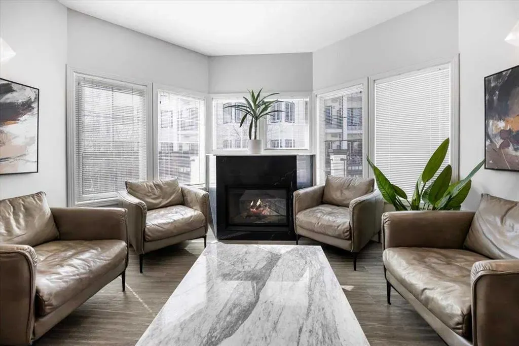 30 Royal Oak Plaza NW #326