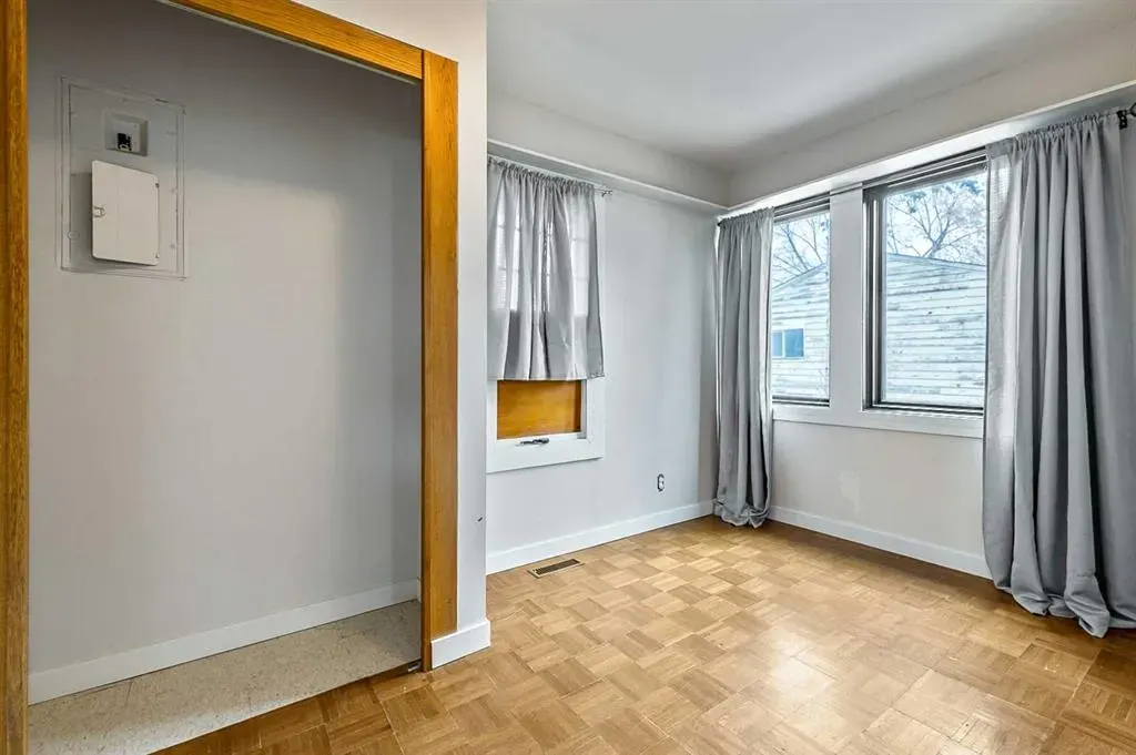 30 Crescent Road E