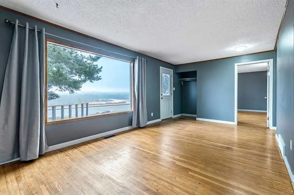 30 Crescent Road E