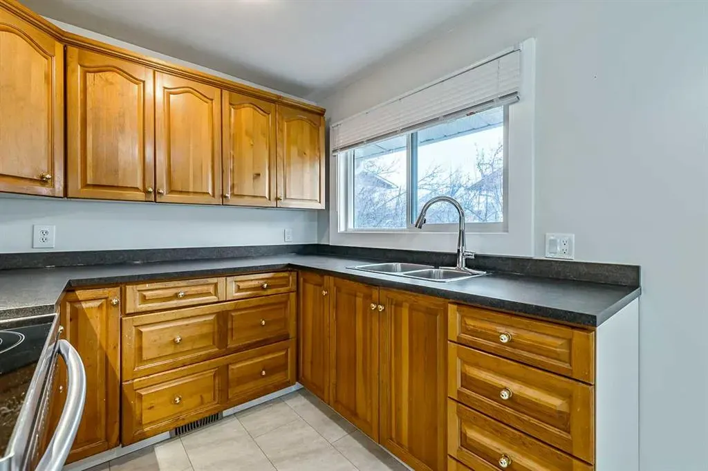 30 Crescent Road E