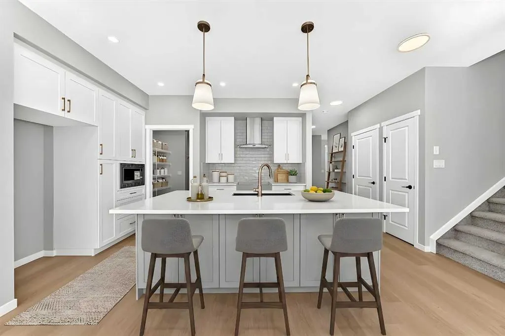 547 Mercado Avenue SE