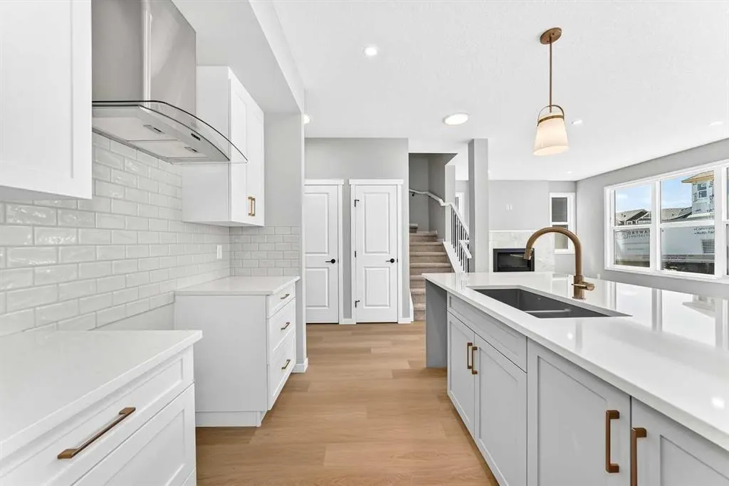 547 Mercado Avenue SE