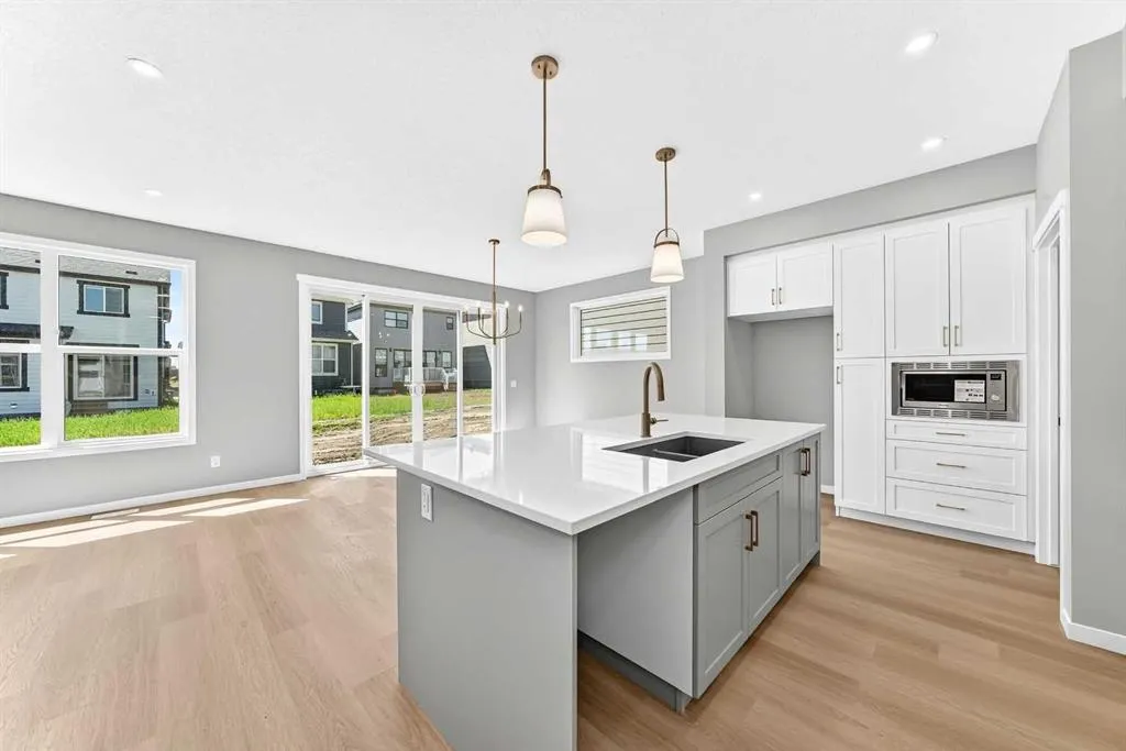 547 Mercado Avenue SE