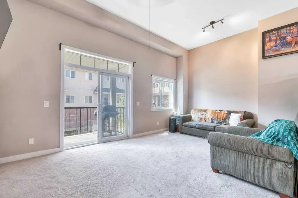 318 Strathcona Circle