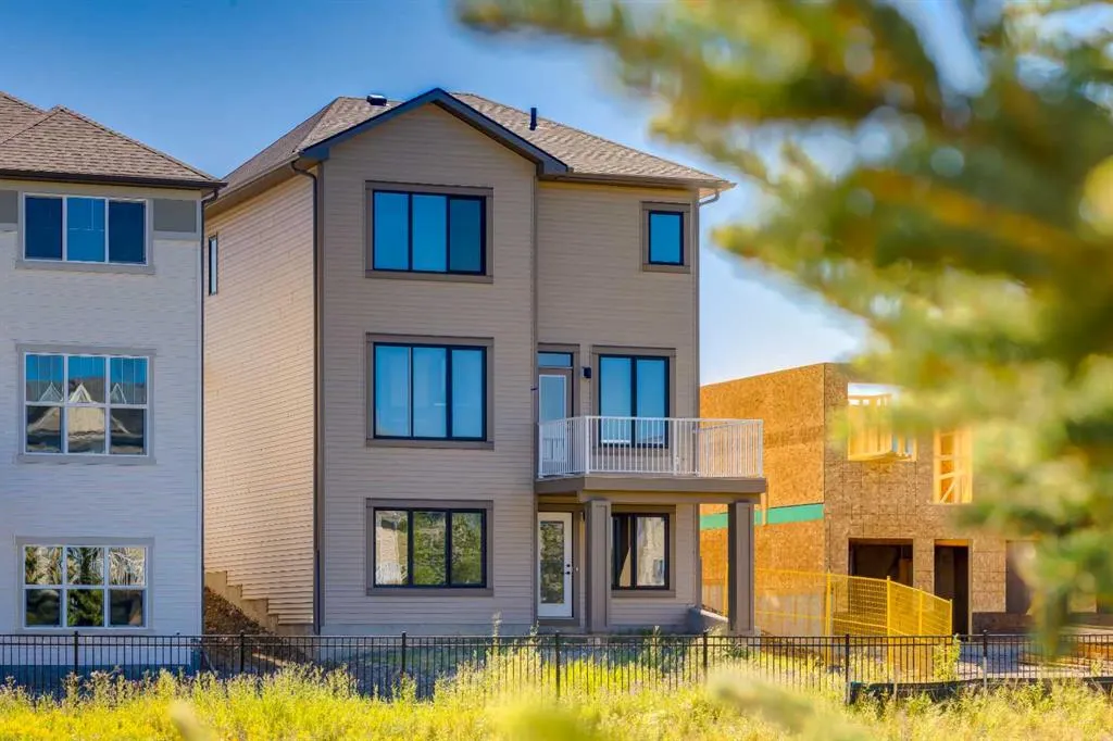 310 Montrose Crescent SE