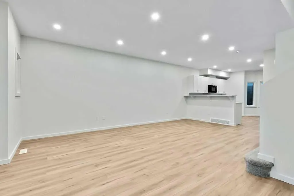 407 Strathcona Circle