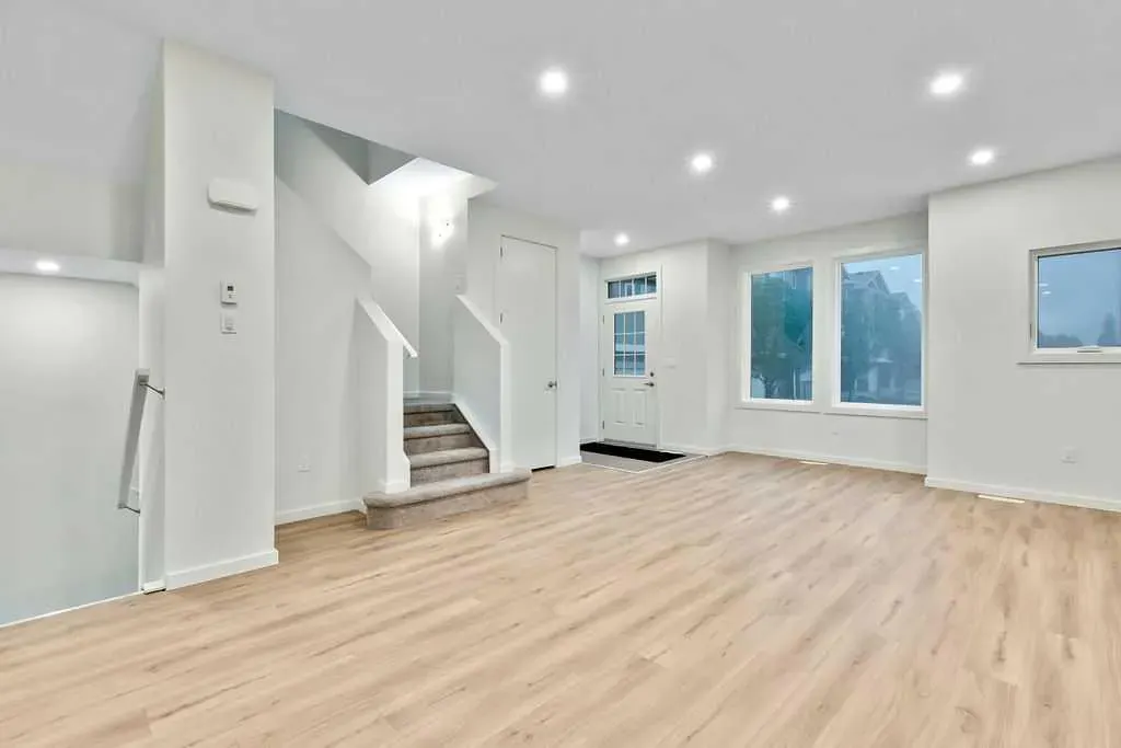 407 Strathcona Circle