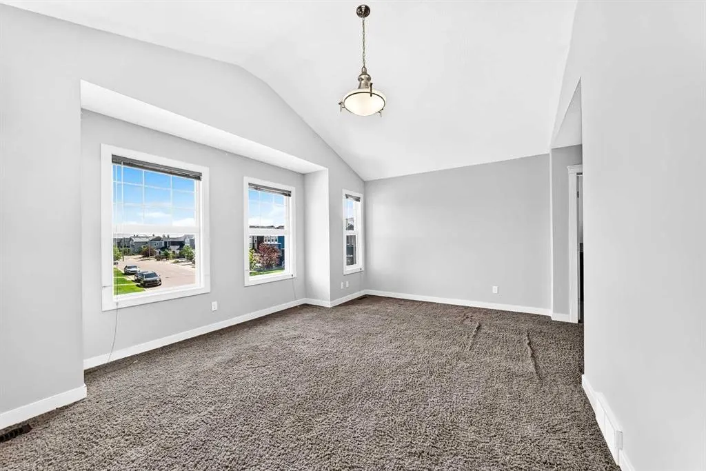 325 Evanspark Gardens NW