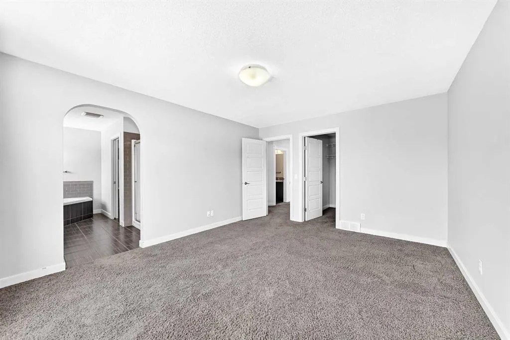 325 Evanspark Gardens NW