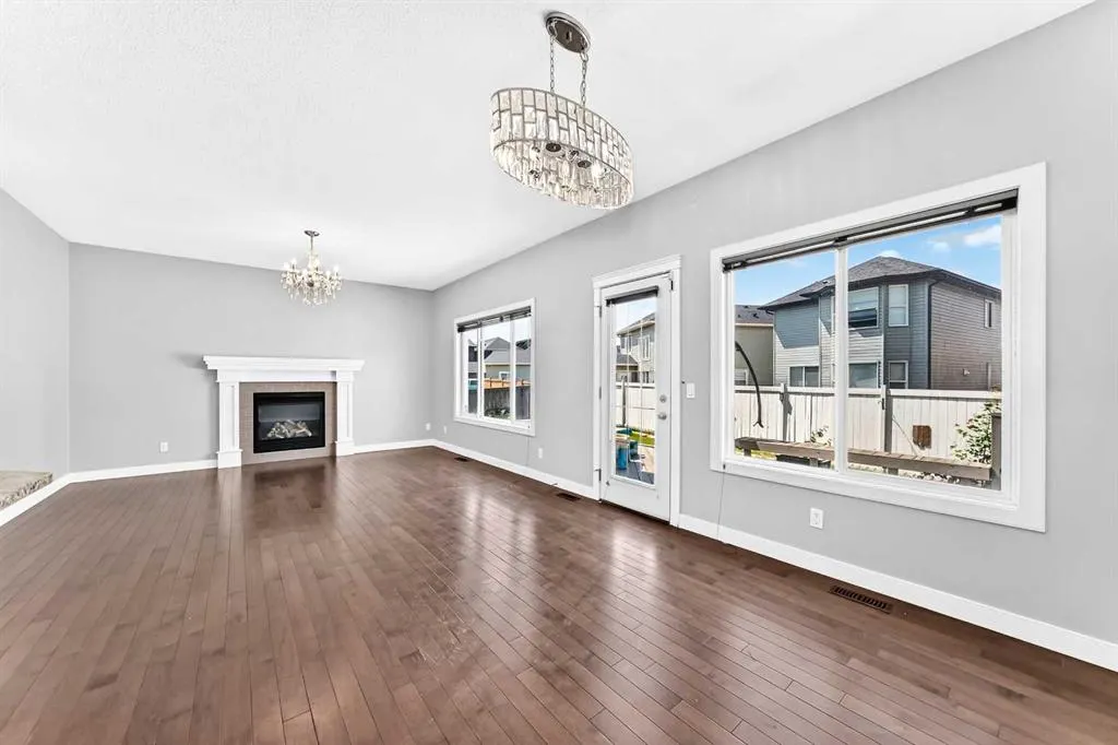 325 Evanspark Gardens NW