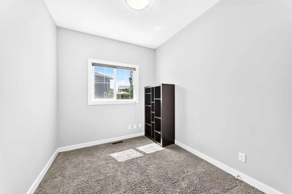 325 Evanspark Gardens NW