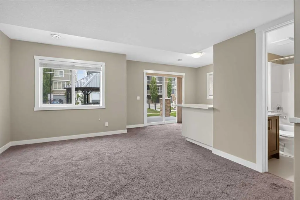 558 Evanston Manor NW