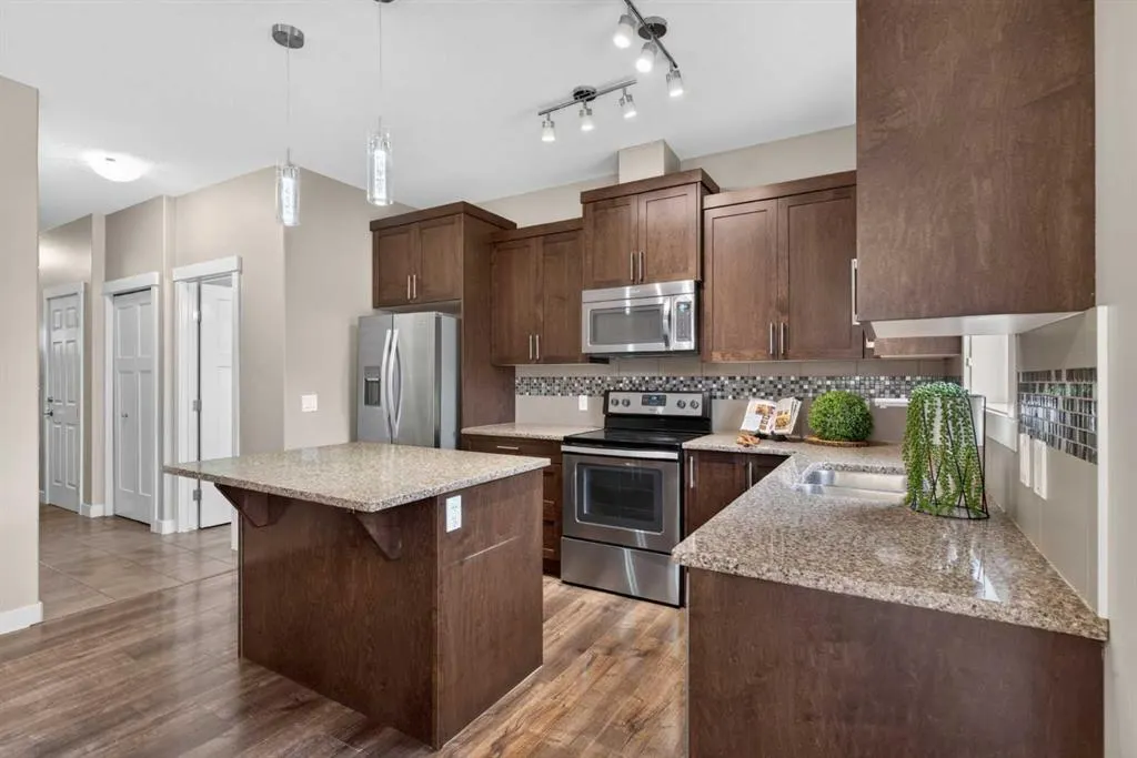 558 Evanston Manor NW