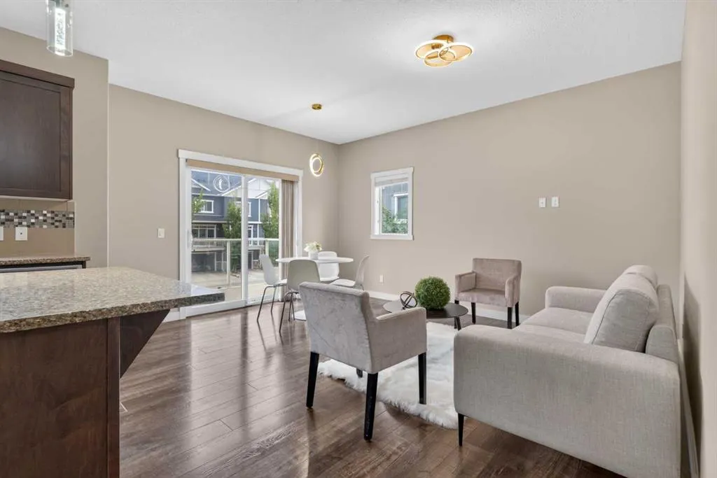 558 Evanston Manor NW