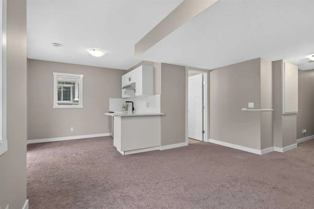 558 Evanston Manor NW