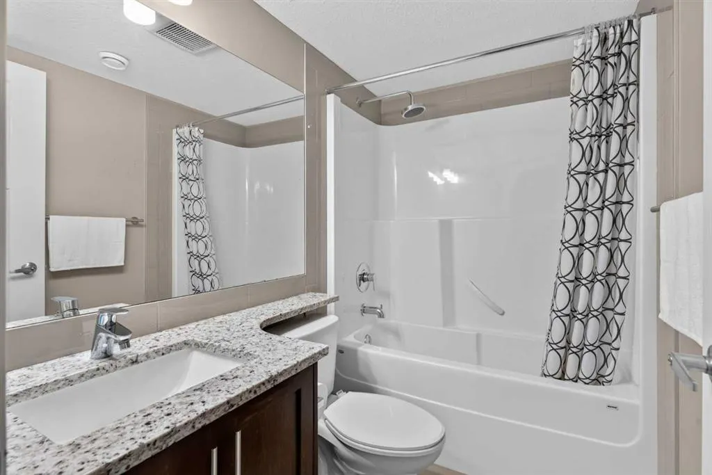 558 Evanston Manor NW
