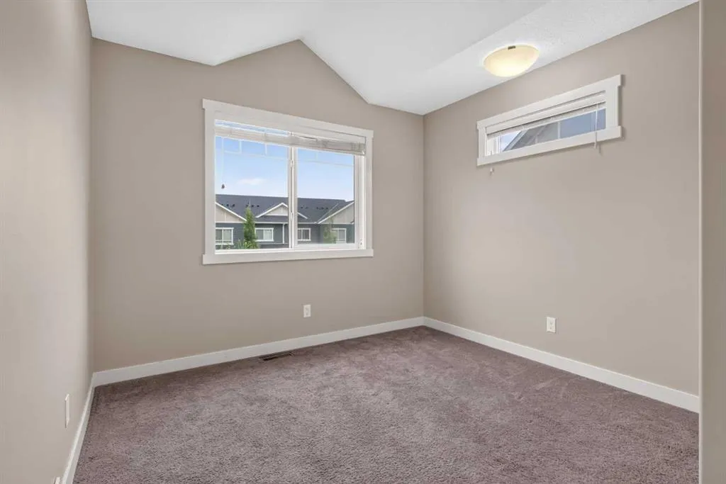 558 Evanston Manor NW