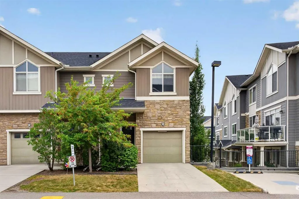558 Evanston Manor NW