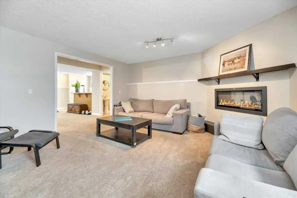 156 Aspen Creek Crescent
